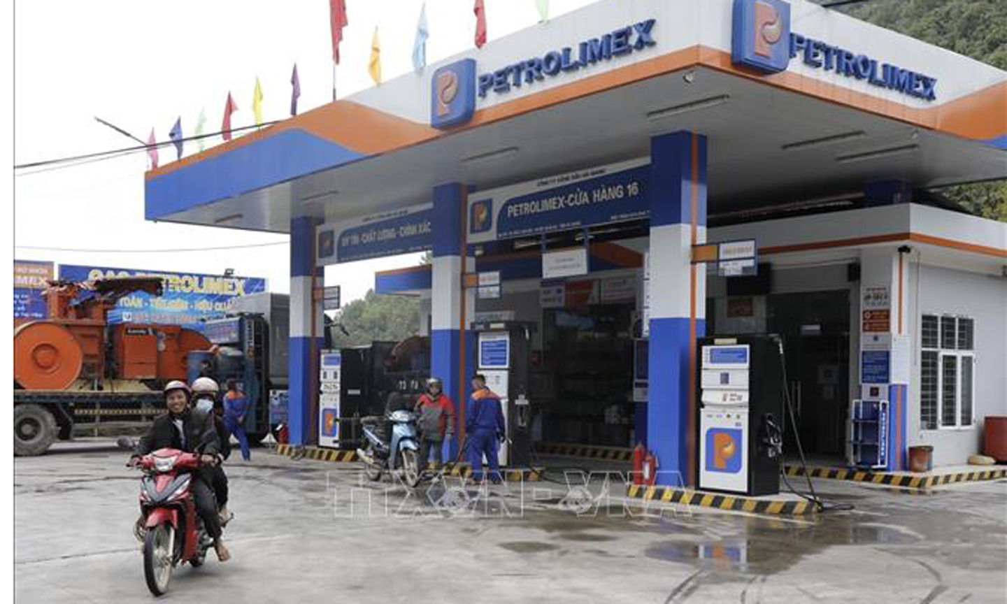 Mua bán xăng, dầu tại một cửa hàng kinh doanh xăng dầu của Petrolimex ở thị trấn Tam Sơn, huyện Quản Bạ, tỉnh Hà Giang. Ảnh: Trần Việt/TTXVN
