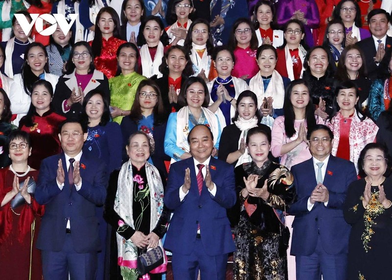 President Nguyen Xuan Phuc, Prime Minister Pham Minh Chinh, and National Assembly Chairman Vuong Dinh Hue pose for photos with delegates at the meeting. (Photo: VOV).