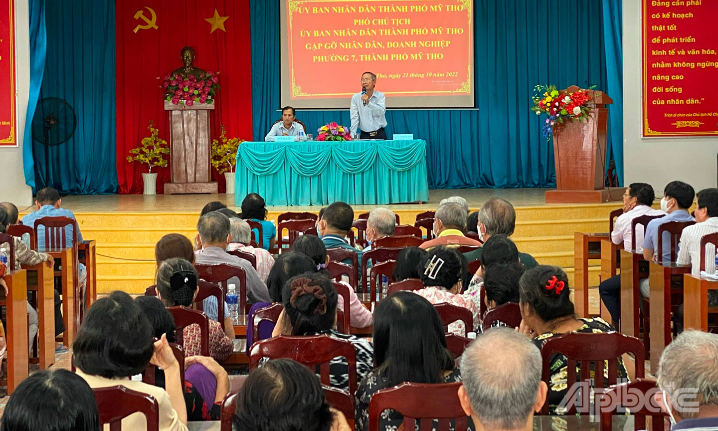 Ông Nguyễn Quang Thành-Phó Chủ tịch UBND TP Mỹ Tho trả lời thỏa đáng các ý kiến của nhân dân P.7