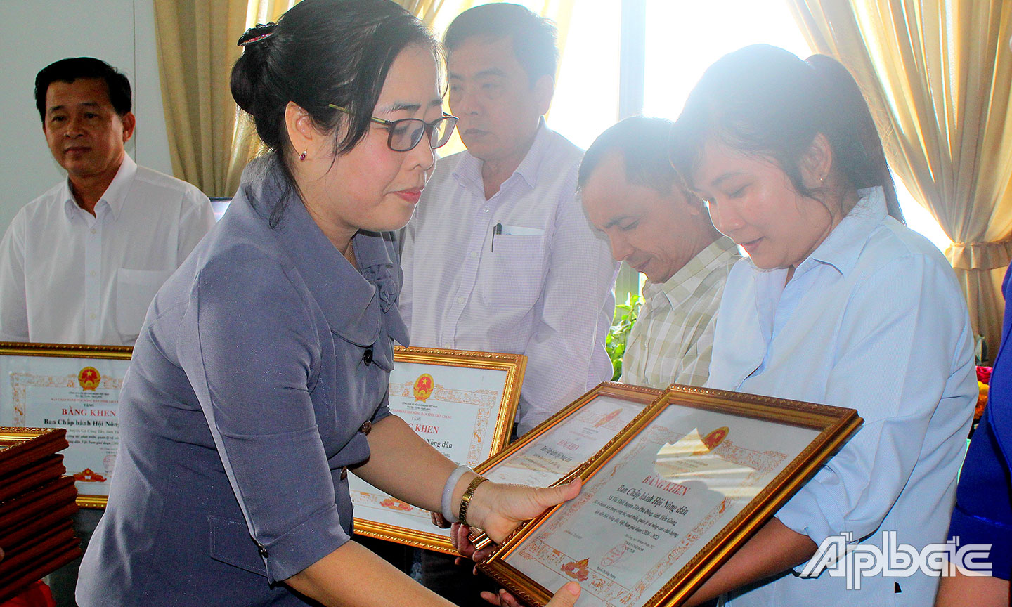 Hội Nông dân tỉnh tặng Bằng khen cho Hội Nông dân phường 9 đạt thành tích về công tác phát triển, quản lý và nâng cao chất lượng hội viên giai đoạn 2020 - 2022.