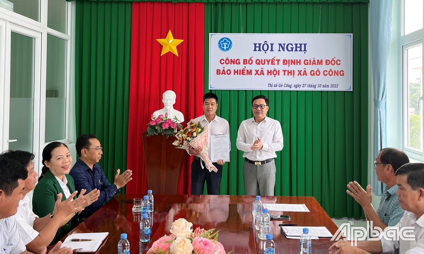 Tại Hội nghị, ông Võ Khánh Bình, Giám đốc Bảo hiểm tỉnh Tiền Giang trao Quyết định điều động, bổ nhiệm ông Phan Thanh Tuấn, Giám đốc Bảo hiểm xã hội huyện Gò Công Đông giữ chức vụ Giám đốc  Bảo hiểm xã hội TX. Gò Công.