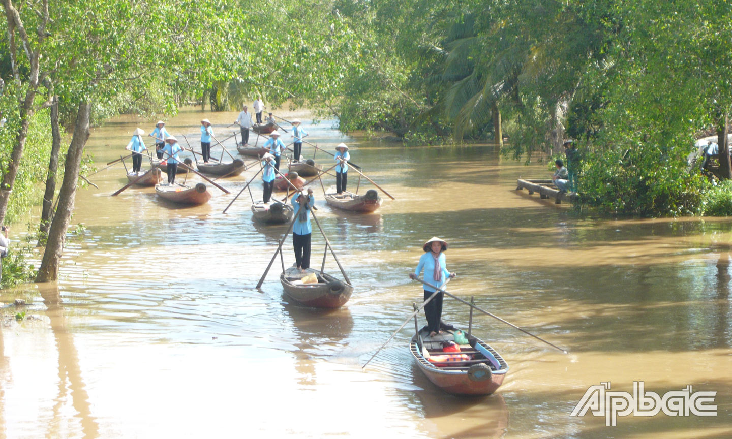 Biểu diễn chèo xuống trên sông tại một kỳ Lễ hội văn hóa - Du lịch Làng cổ Đông Hòa Hiệp. Ảnh: Hữu Nghị