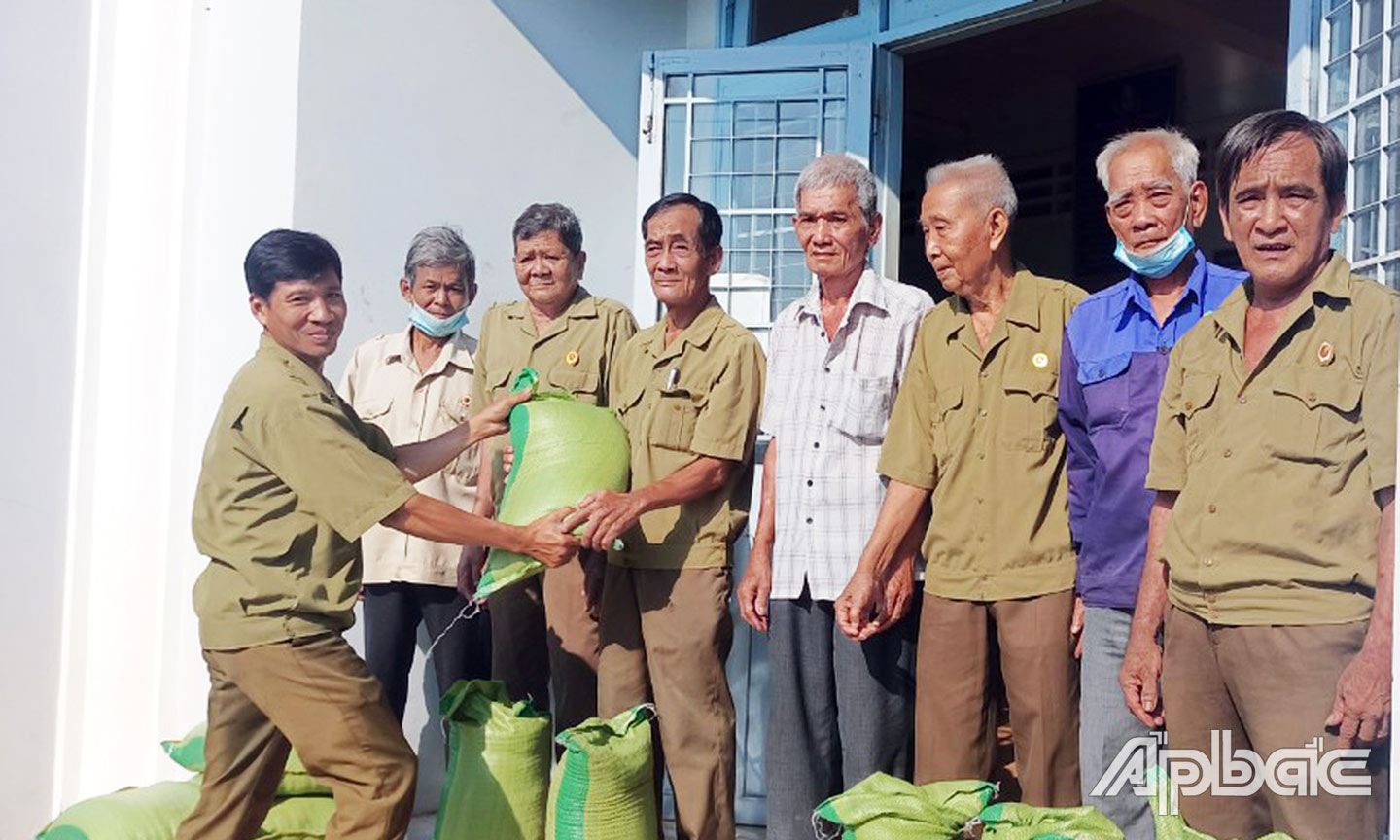 Tặng quà cho hội viên CCB già yếu, bệnh tật  dịp Quốc khánh 2-9-2022.