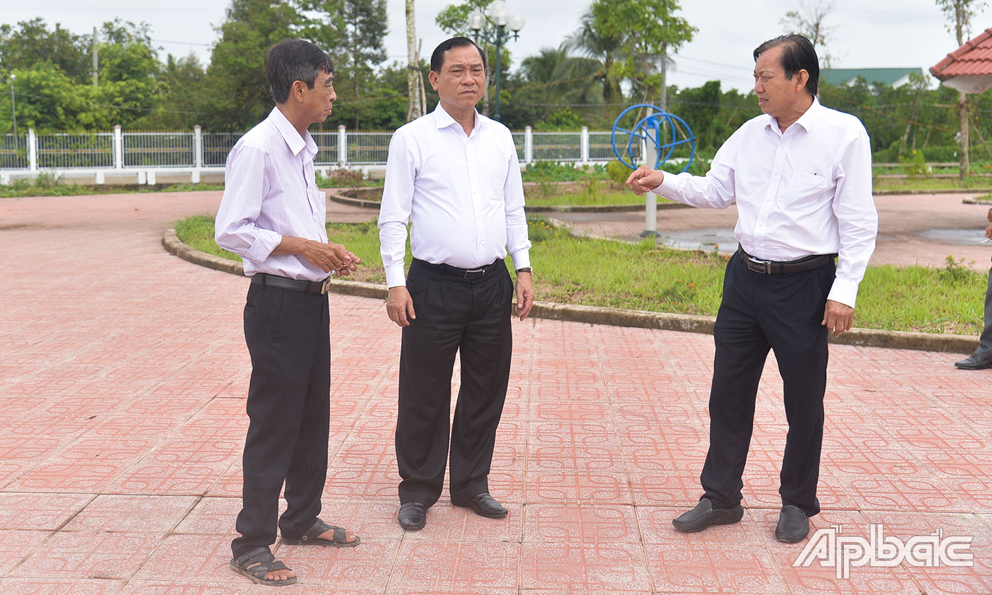Chủ tịch UBND tỉnh Nguyễn Văn Vĩnh khảo sát Dự án Khu tái định cư, thuộc dự án thành phần đầu tư xây dựng cầu Mỹ Thuận 2 và đường dẫn 2 đầu cầu.