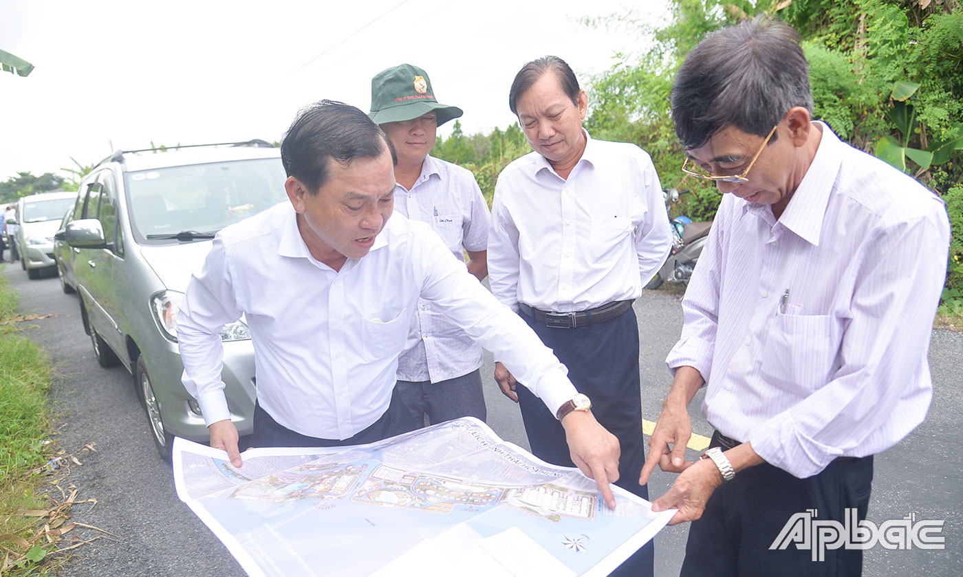 Chủ tịch UBND tỉnh Tiền Giang Nguyễn Văn Vĩnh trao đổi hồ sơ thiết kế ý tưởng Khu du lịch sinh thái Hòa Hưng.