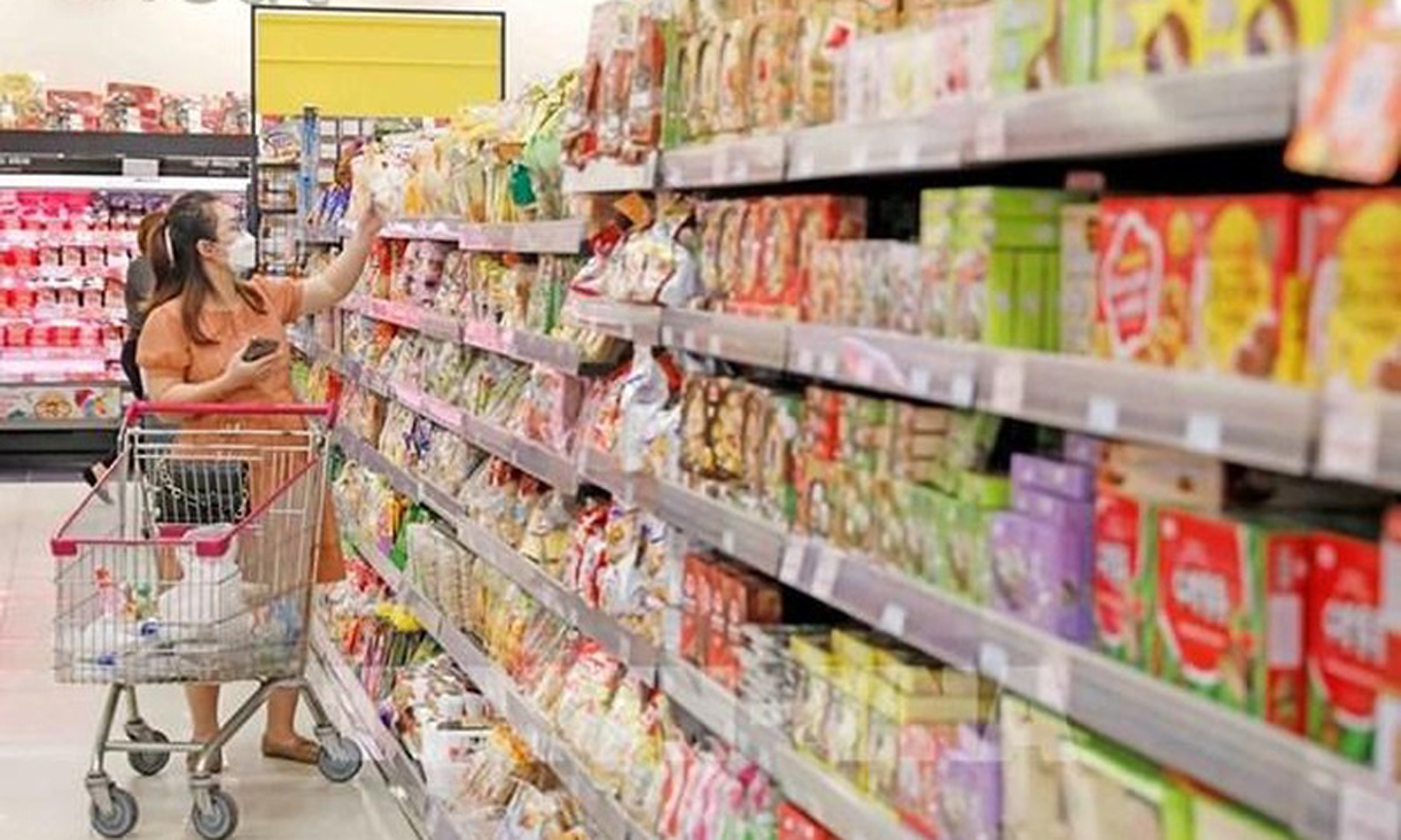 A consumer shops at the Aeon Long Bien supermarket in Hanoi. (Photo: VNA).