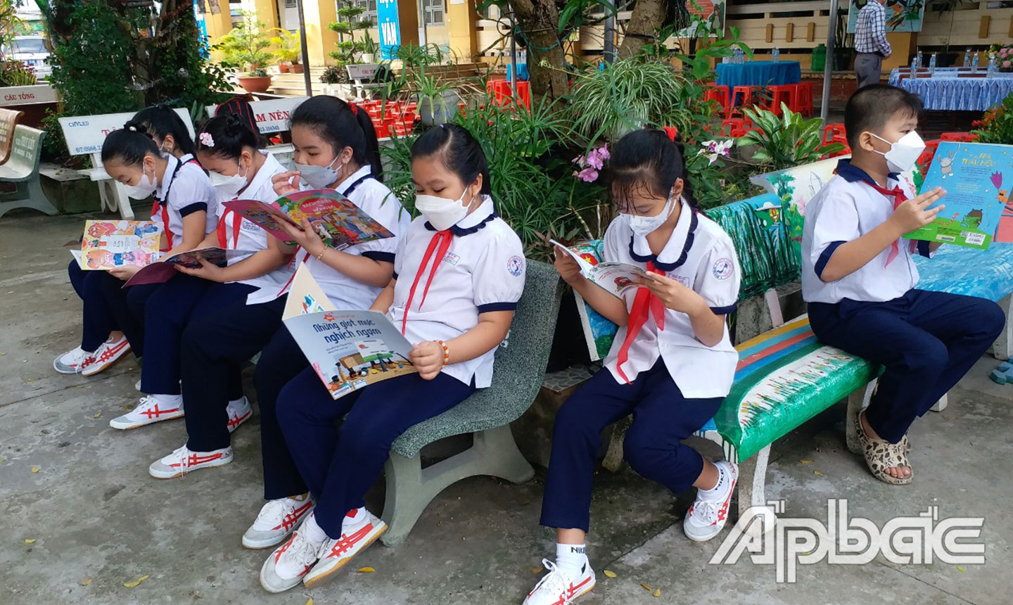 Học sinh thư giãn, đọc sách tại góc Thư viện xanh của trường tiểu học Bình Phú, huyện Cai Lậy. ảnh P.M