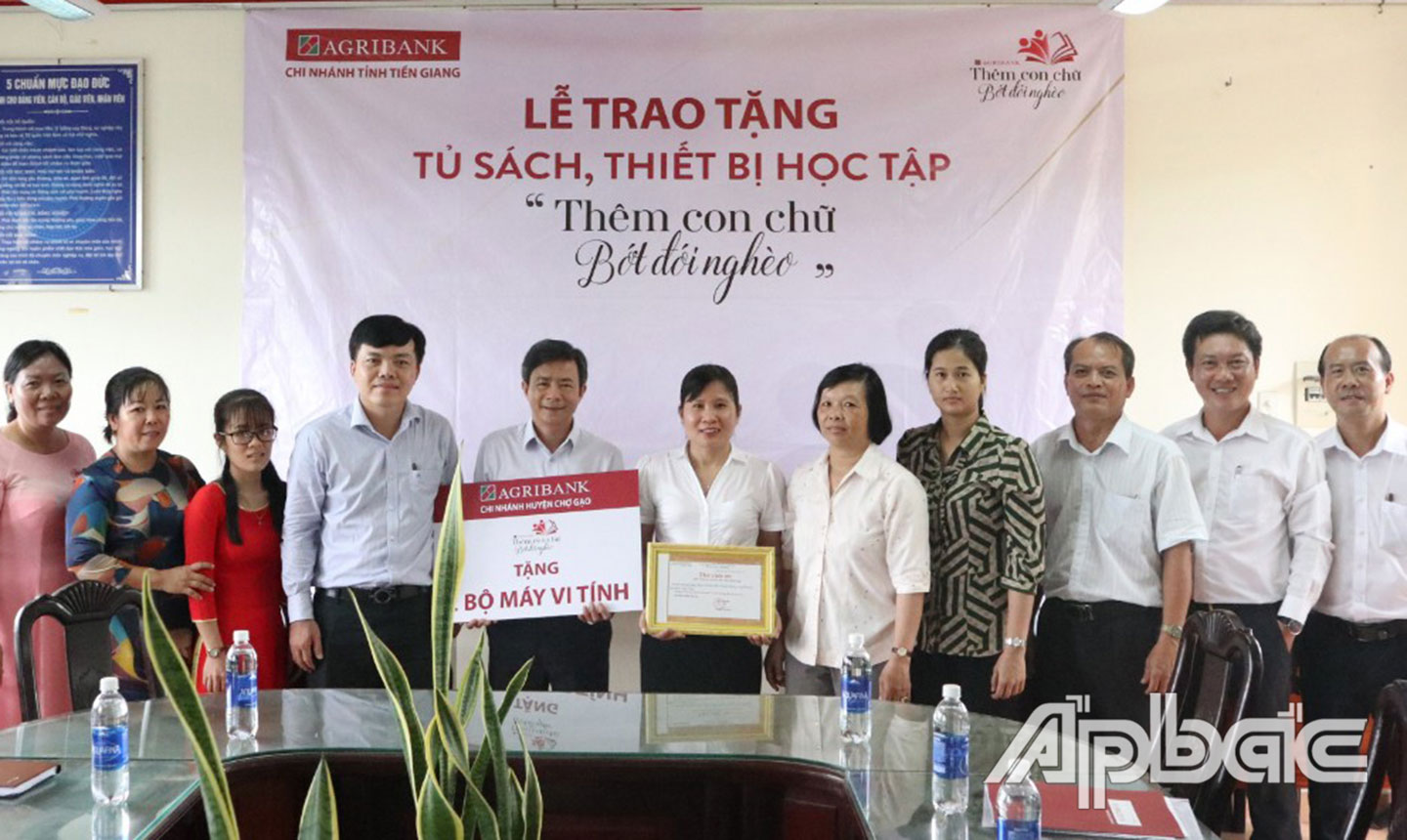 Thầy Dương Công Sương, Hiệu Trưởng Trường Tiểu học Bình Ninh, nhận biển tượng trưng 2 bộ máy vi tính và bà Nguyễn Anh Thy, Phó Giám đốc, Chủ tịch CĐCS thành viên Agribank Chợ Gạo, nhận thư cảm ơn của nhà trường.