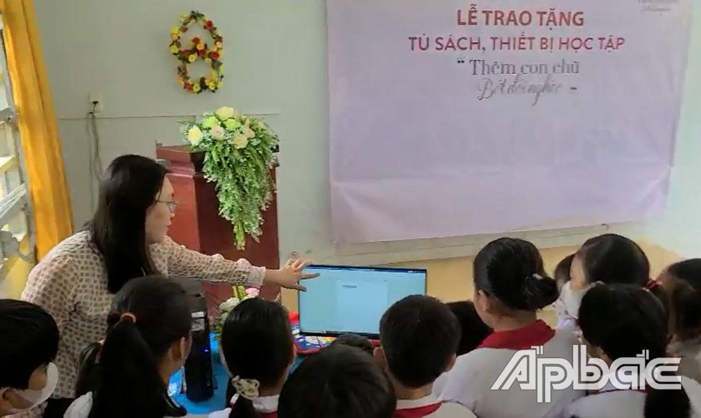 Cô và trò Trường Tiểu học Bình Xuân 1 chăm chú xem thông tin bổ ích trên máy vi tính vừa được trao tặng