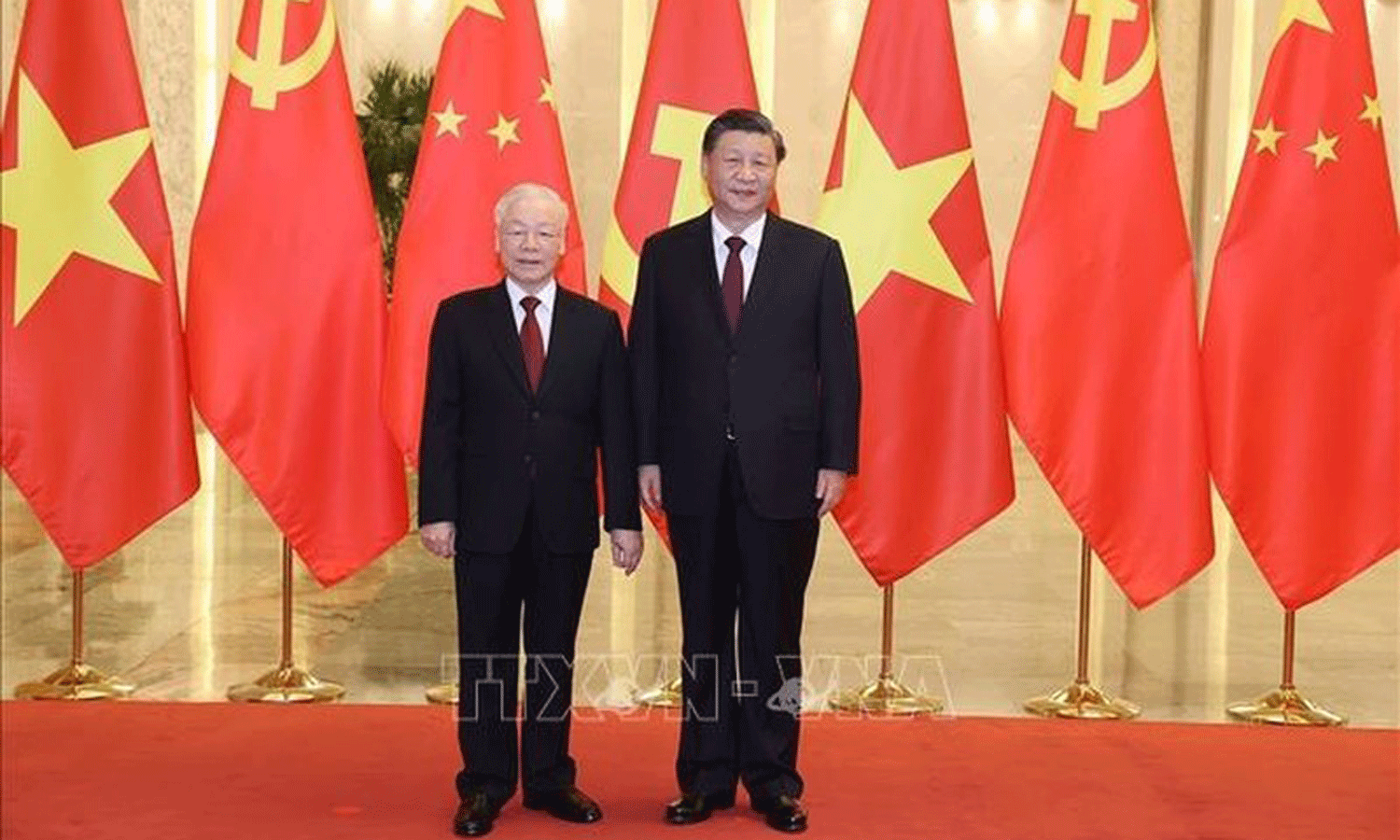 Party General Secretary and President of China Xi Jinping (R) and Vietnamese Party General Secretary Nguyen Phu Trong (Photo: VNA).