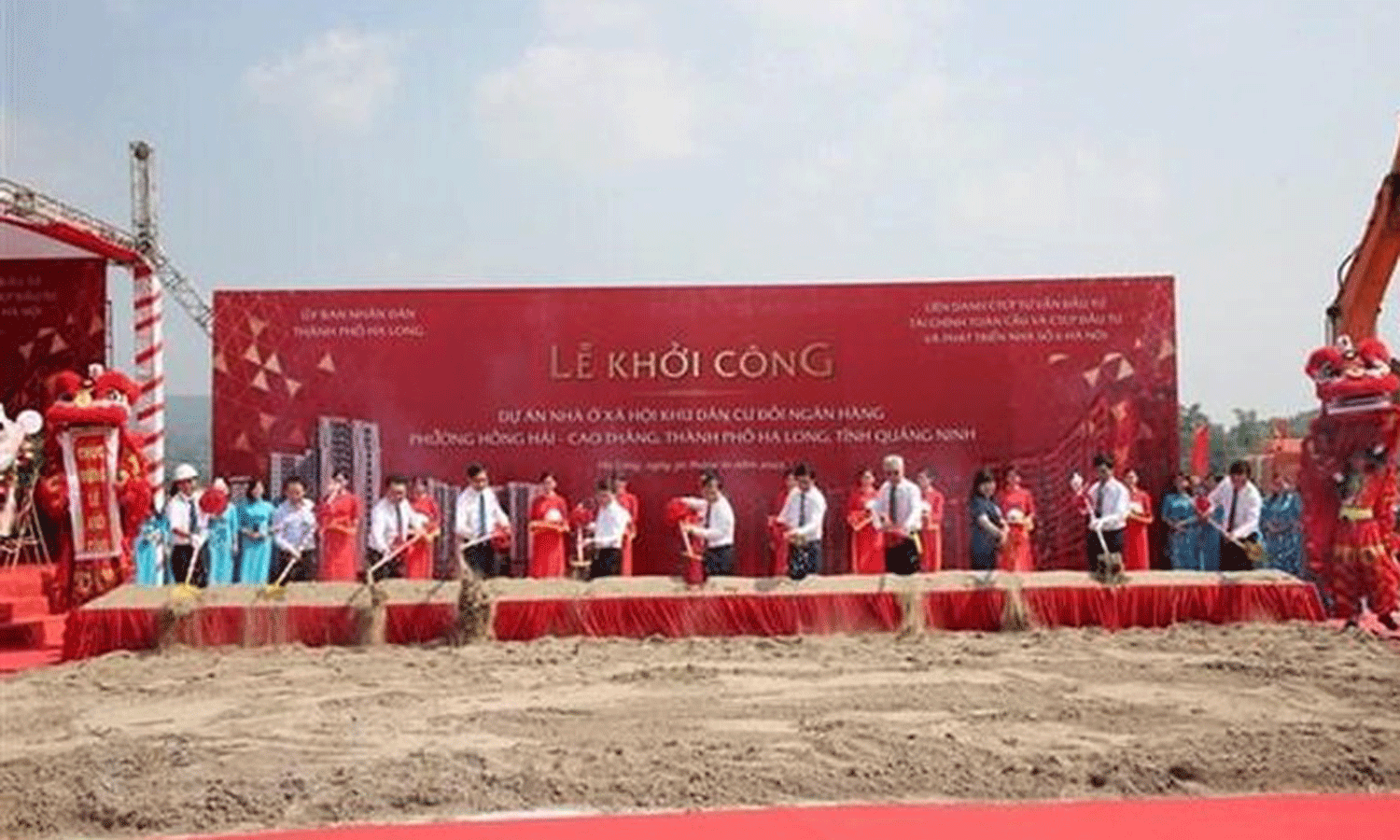 At the groundbreaking ceremony for the social housing project (Photo: VNA)