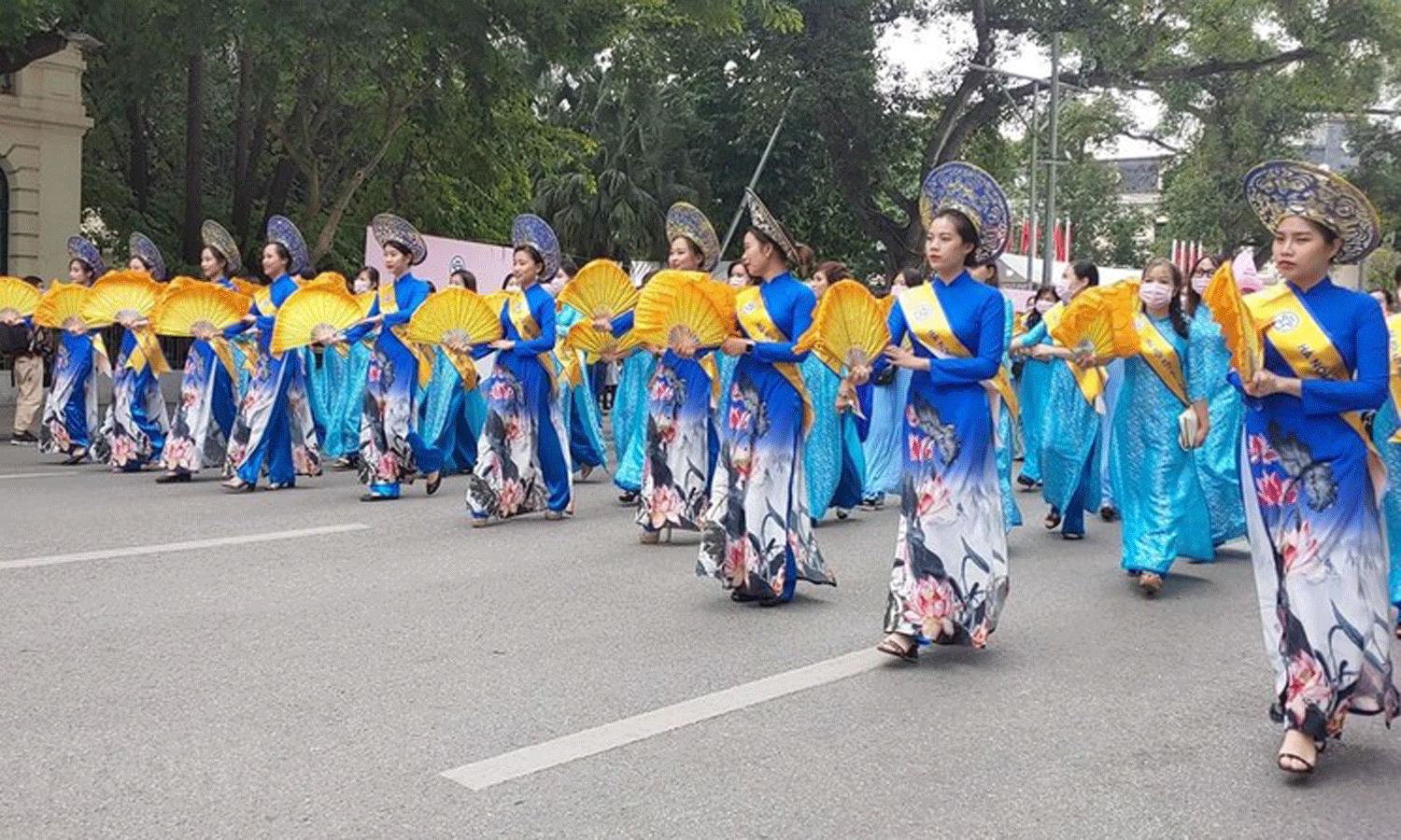 An Ao Dai parade along Hoan Kiem Lake in 2020 (Photo: VNA).