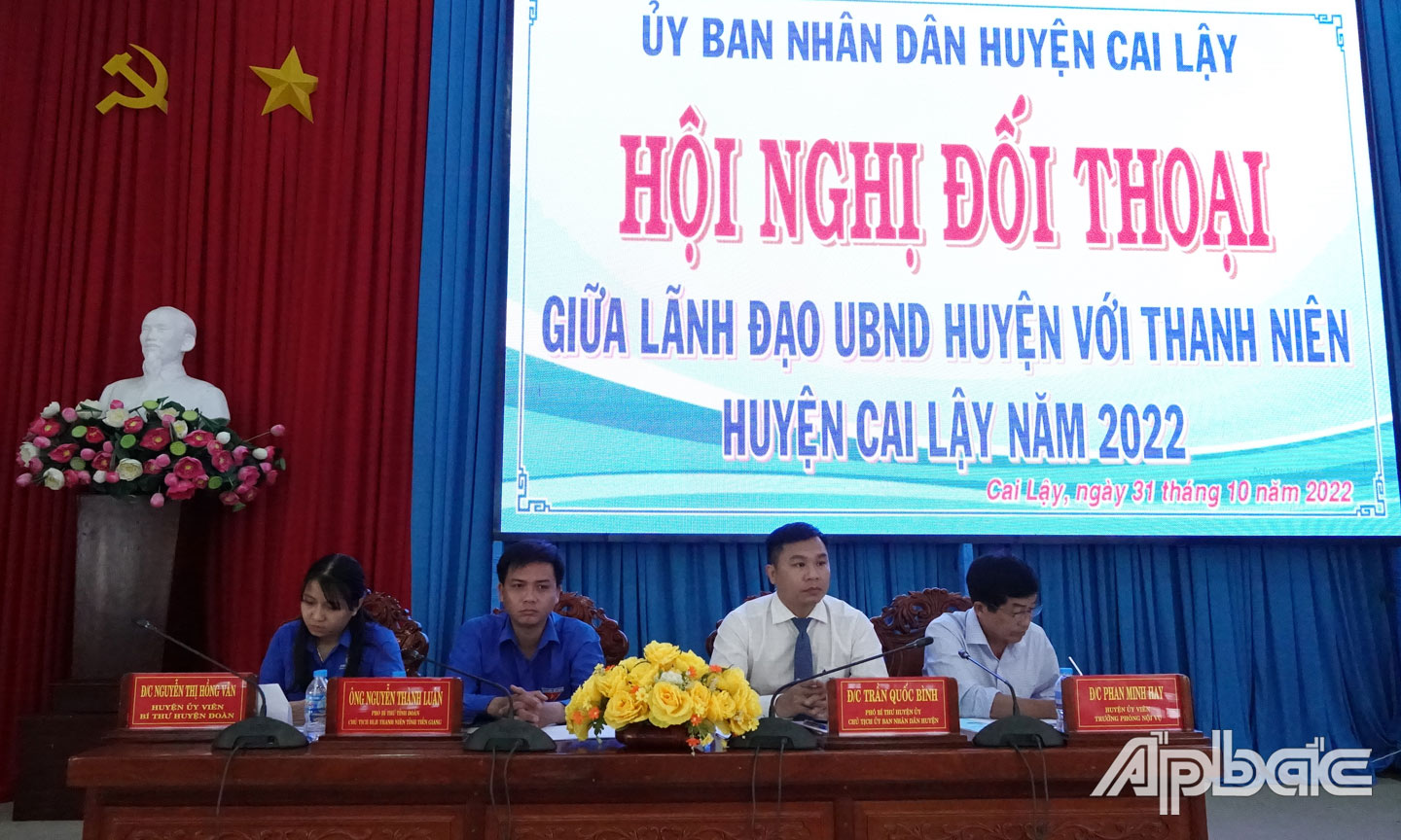 Lãnh đạo huyện Cai lậy gặp gỡ, đối thoại với thanh niên.