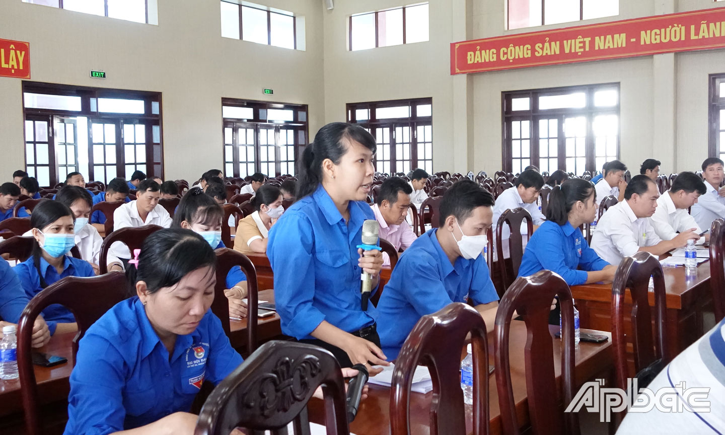 CTA: Đoàn viên, thanh niên huyện Cai Lậy đặt câu hỏi với lãnh đạo huyện tại buổi đối thoại.