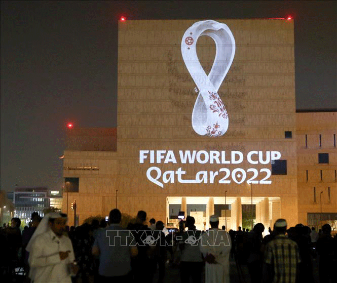 Logo Giải vô địch bóng đá thế giới của FIFA tại một tòa nhà ở Doha, Qatar, nước chủ nhà World Cup 2022, ngày 3/9/2019. Ảnh: AFP/TTXVN