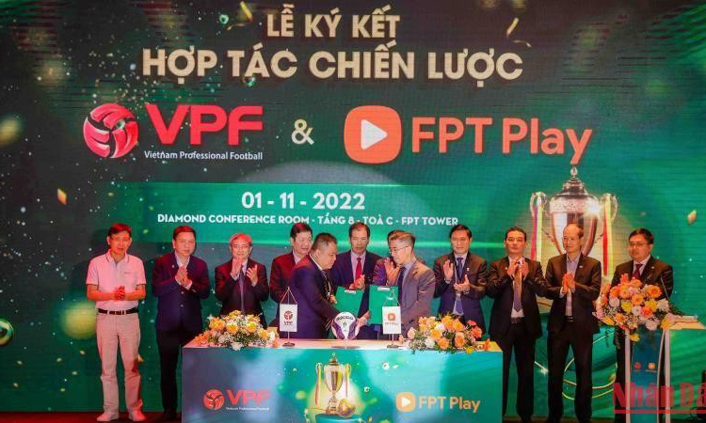 Lãnh đạo VPF và FPT Play tại lễ ký kết hợp đồng.