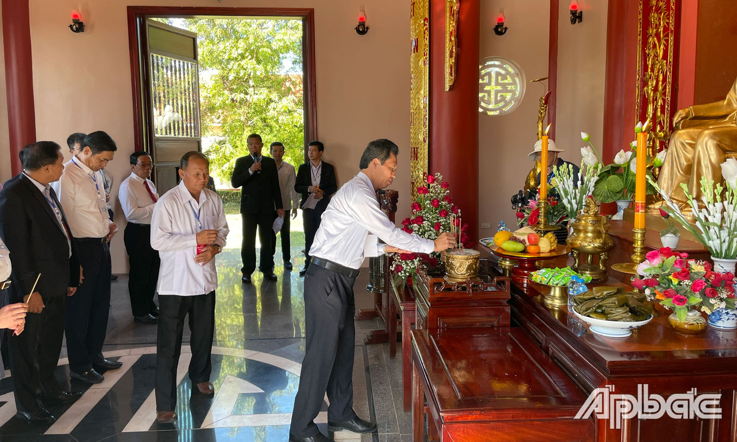 Đồng chí Nguyễn Thành Diệu dâng hương tại Khu tưởng niệm  Chủ tịch Hồ Chí Minh ở huyện Nông Bốc.