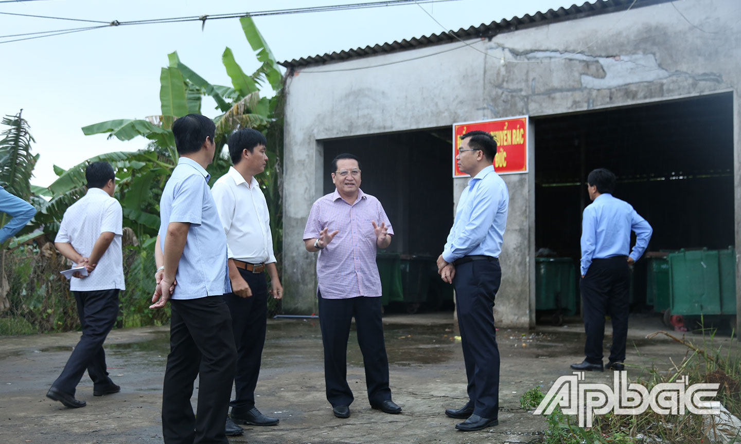 Đồng chí Phạm Văn Trọng chỉ đạo tại mô hình trung chuyển rác của đia phương.