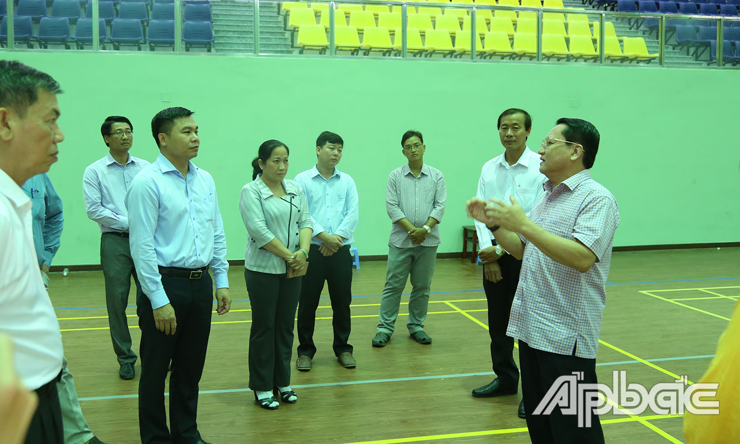 Đoàn làm việc tại nhà thi đấu đa năng của huyện.