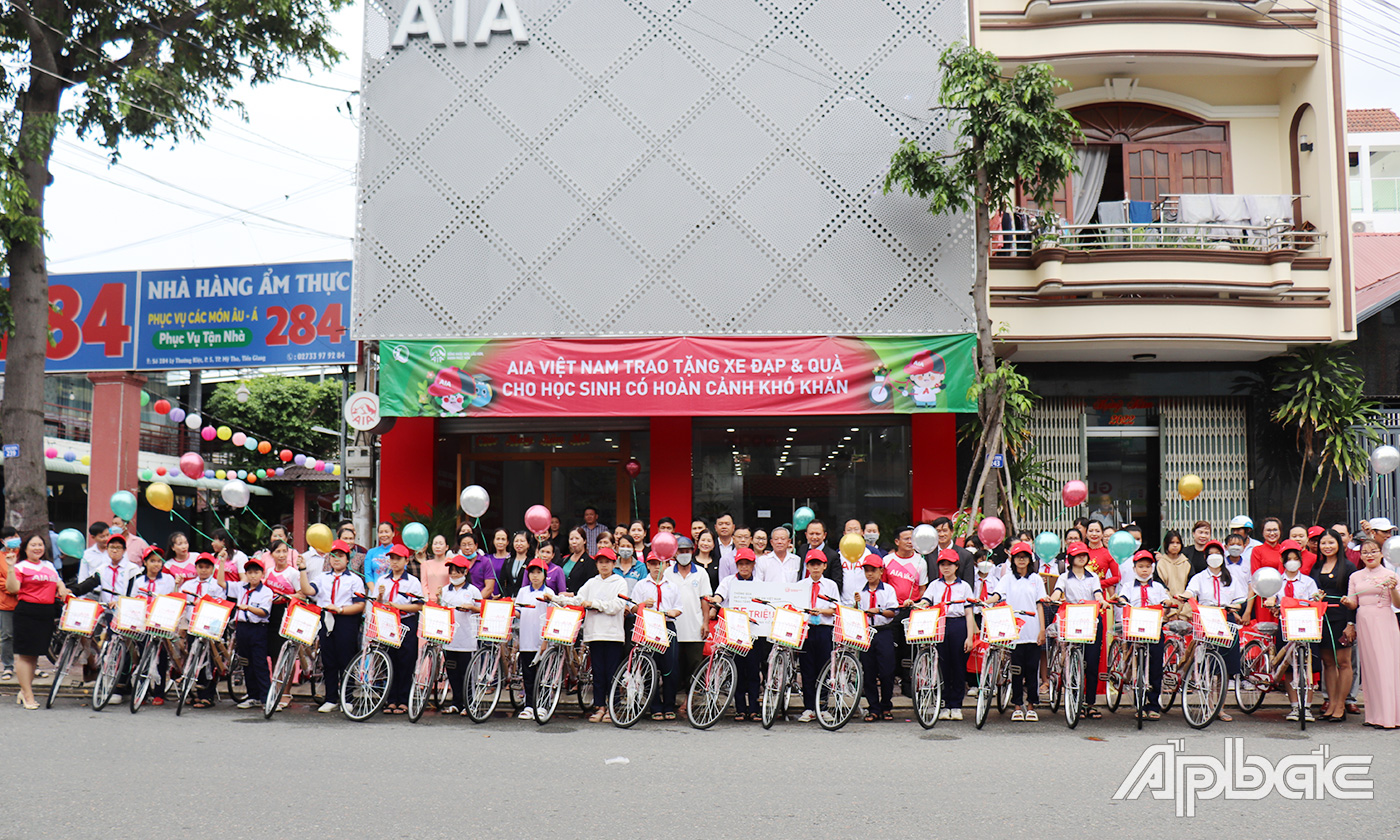 AIA tặng xe đạp học sinh trên địa bàn thành phố Mỹ Tho.