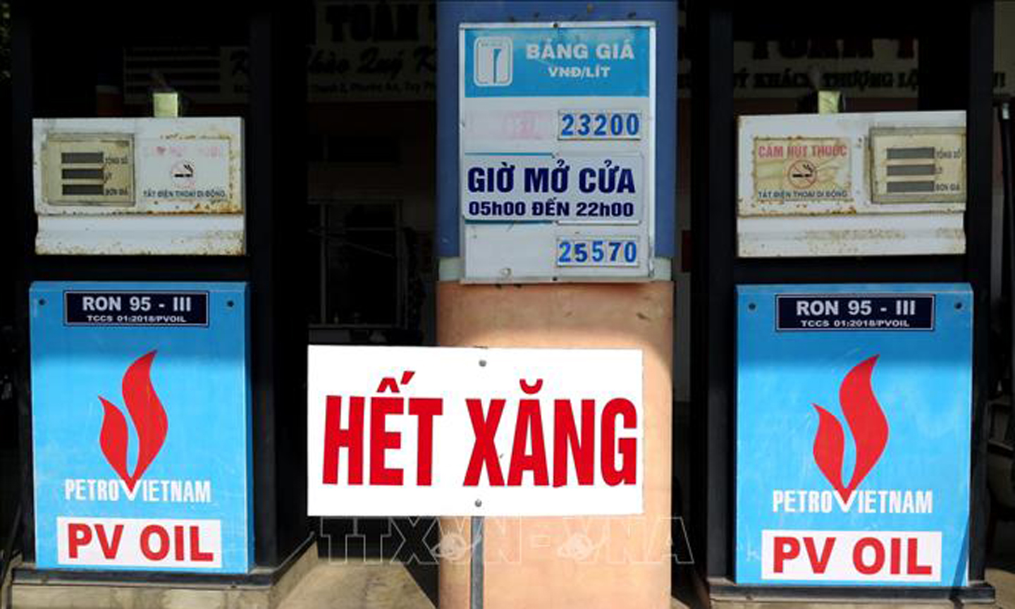 Cửa hàng bán lẻ xăng dầu Long Toàn Tâm (nằm sát Quốc lộ 19C), thôn Ngọc Thạnh 2, xã Phước An, huyện Tuy Phước đặt biển báo “Hết xăng”. Ảnh: Lê Ngọc Phước/TTXVN