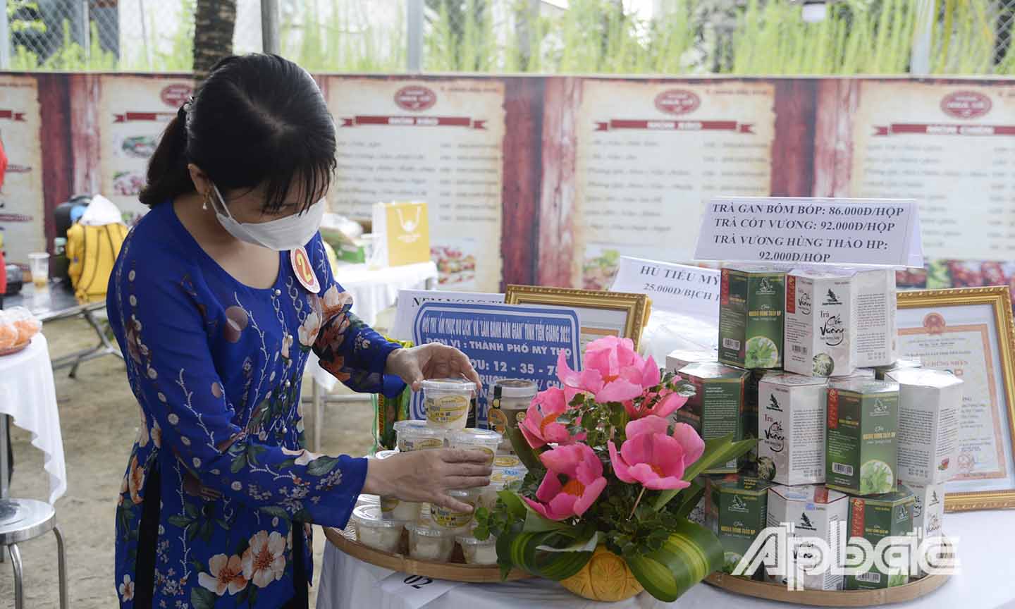 Nhiều sản phẩm đặc trưng của các địa phương được trưng bày đẹp mắt.