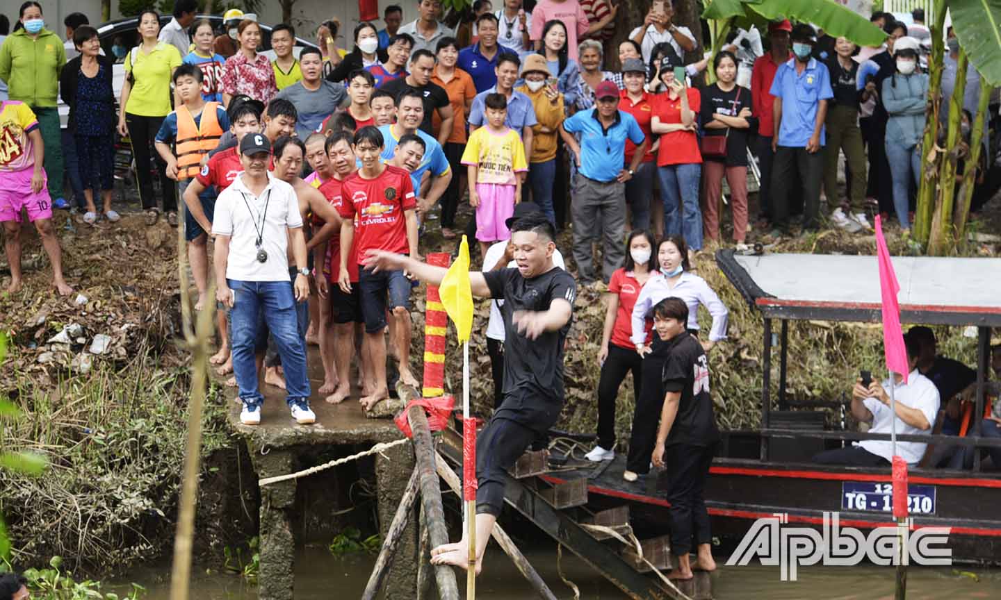 Đông đảo người dân đến tham gia và cổ vũ cho các trò chơi dân gian như: đua thuyền chèo, bắt vịt, đi cầu khỉ...