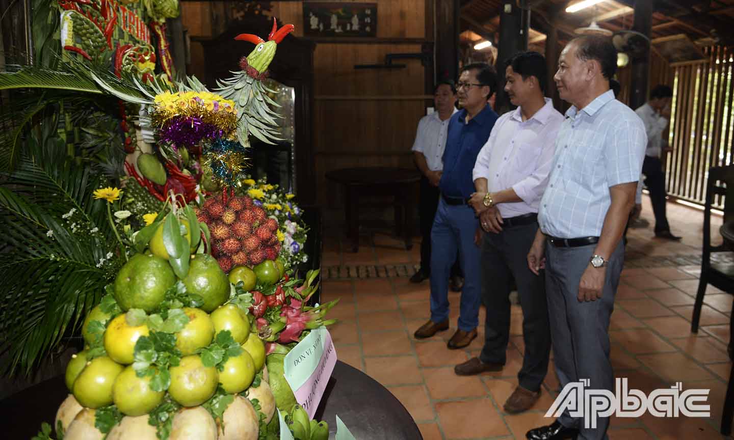 Tham quan chưng nghi mâm ngũ quả tại Nhà cổ ông Kiệt.