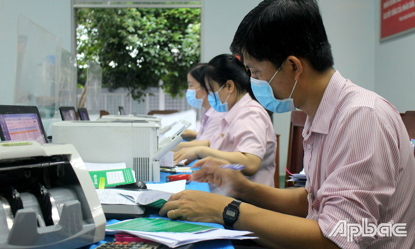 Phòng Giao dịch Ngân hàng CSXH huyện Cai Lậy làm thủ tục vay vốn cho người dân.