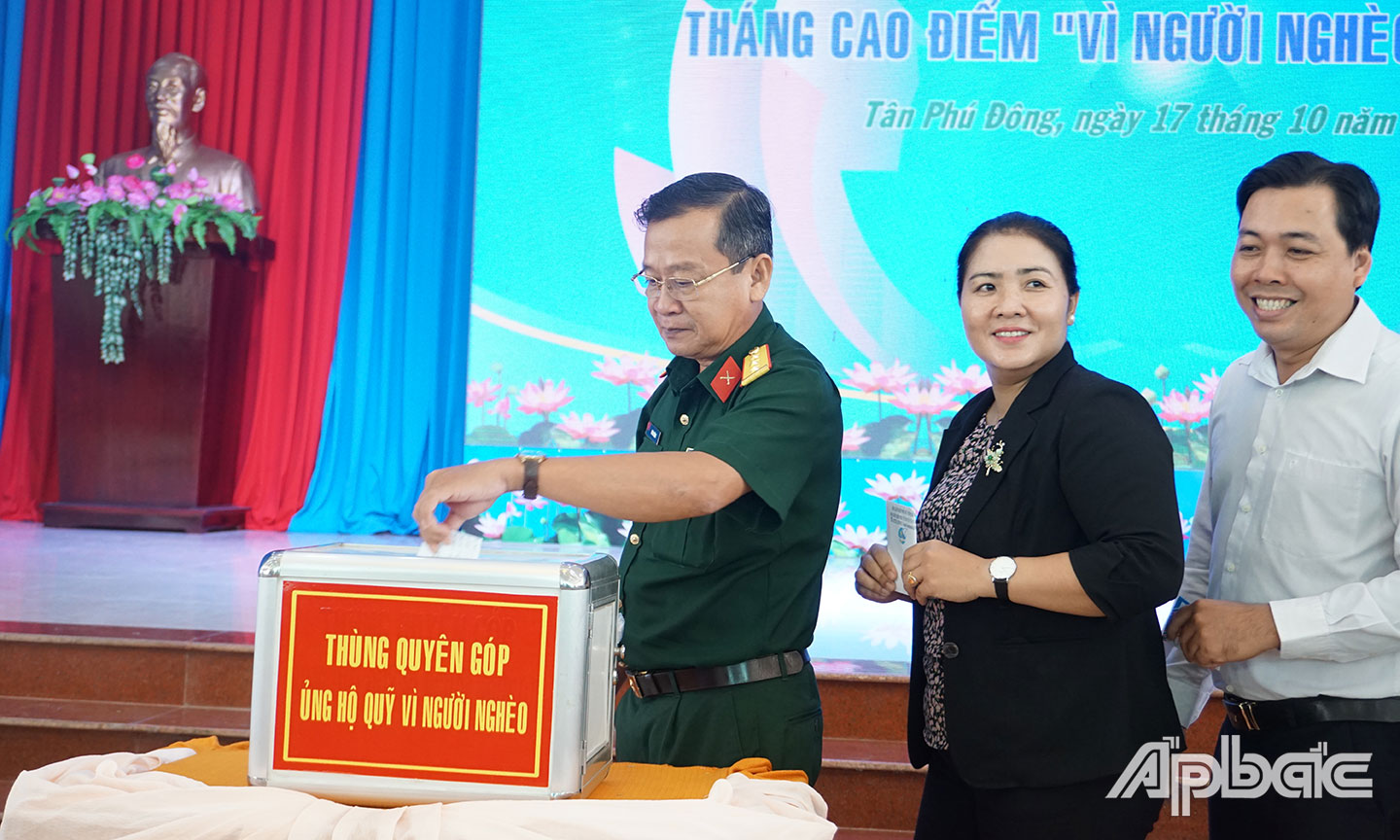 CTA: Các cơ quan, ban, ngành, đoàn thể huyện Tân Phú Đông ủng hộ quyên góp Quỹ “Vì người nghèo” của huyện. 