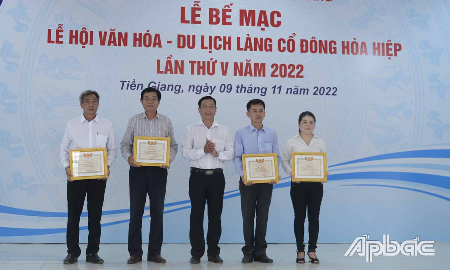 Lãnh đạo Sở VH-TT&DL trao giấy khen cho các tập thể có thành tích xuất sắc trong công tác tổ chức lễ hội.