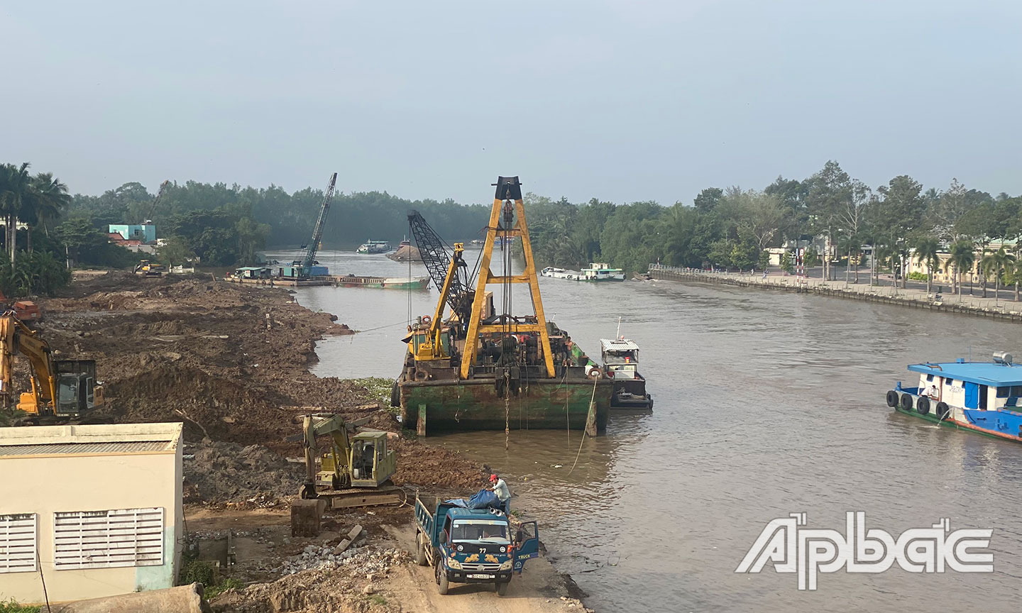 Các gói thầu đang khẩn trương thực hiện.