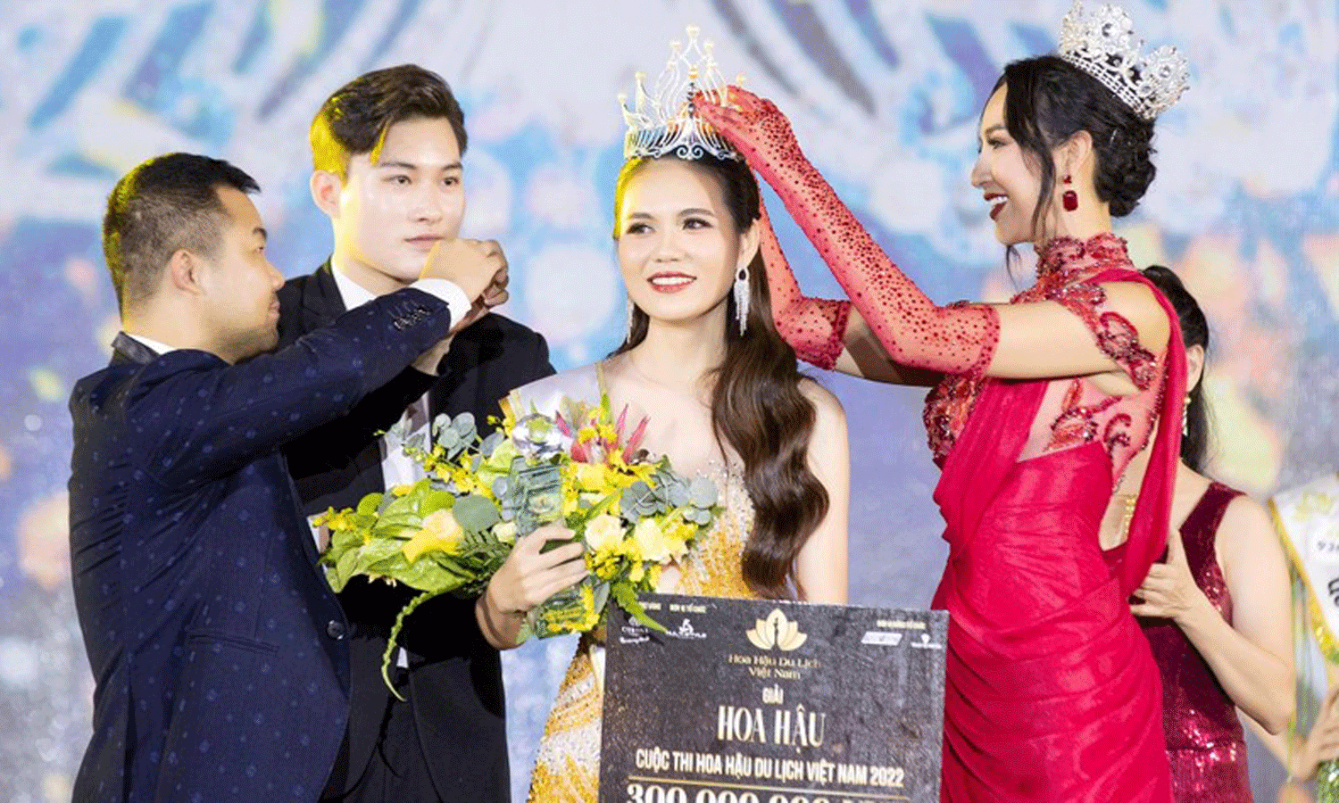 Luong Ky Duyen receives the crown from Miss Ngoc Diem. (Photo courtesy of the organising board).