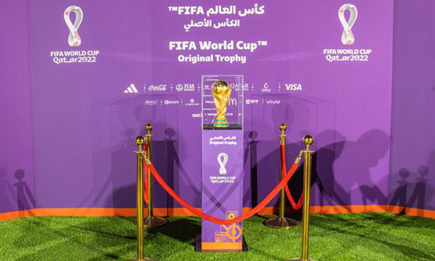 Cúp Vàng FIFA trưng bày tại Công viên Aspire ở thủ đô Doha - Ảnh: qatar2022.qa