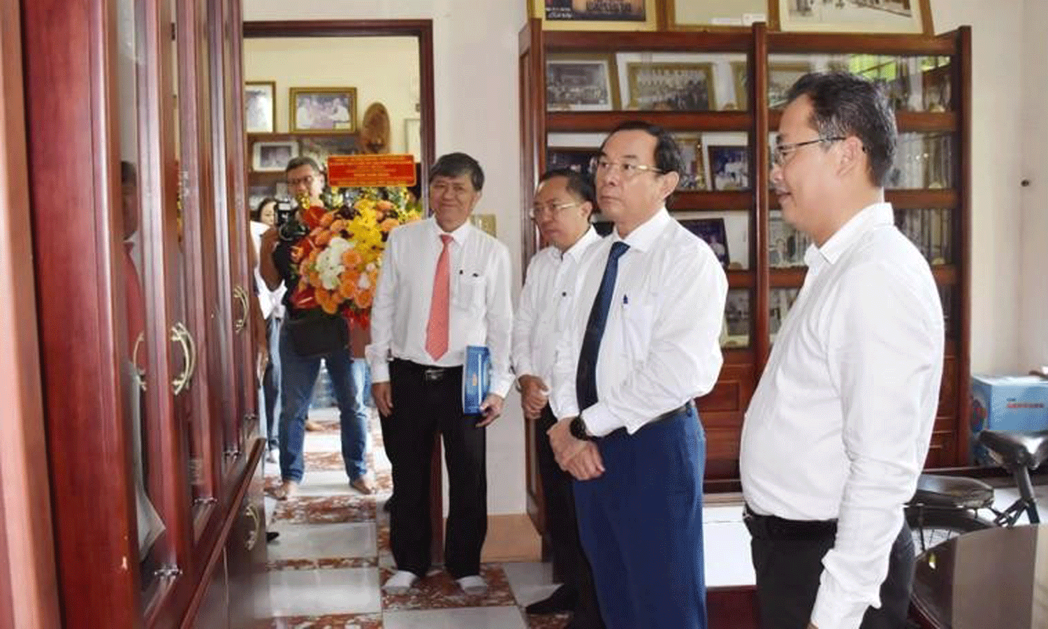 Secretary of the Ho Chi Minh City Party Committee Nguyen Van Nen, visits the racher Tran Van Giau. (Photo: Dan Nhu).