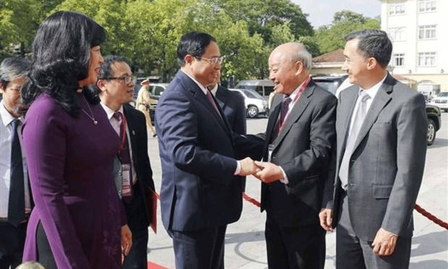 PM Pham Minh Chinh (centre) greets incumbent and former health officials at the Hanoi Medical University on November 16. (Photo: VNA).