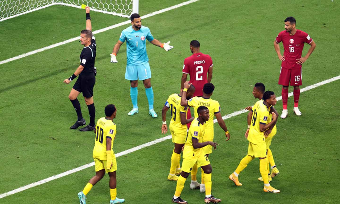 Các cầu thủ Qatar (áo đỏ) đã để thua trong trận đầu ra quân trước sức ép từ các cổ động viên nhà. Ảnh: Vietnamnet.vn