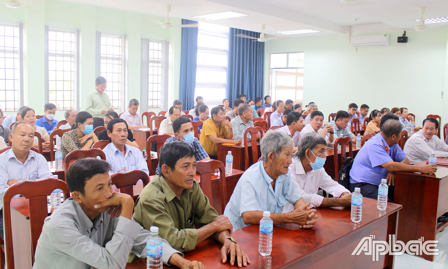 Quang cảnh buổi tiếp xúc cử tri tại huyện Tân Phú Đông.
