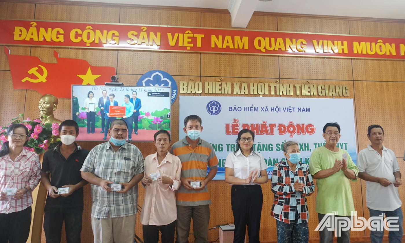 Lãnh đạo BHXH Tiền Giang trao Sổ BHXH, thẻ BHYT cho người dân có hoàn cảnh khó khăn 