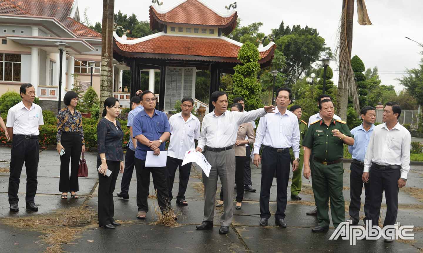 Đồng chí Võ Văn Bình khảo sát khu vực tổ chức Lễ mít tinh tại Di tích Chiến thắng Ấp Bắc.