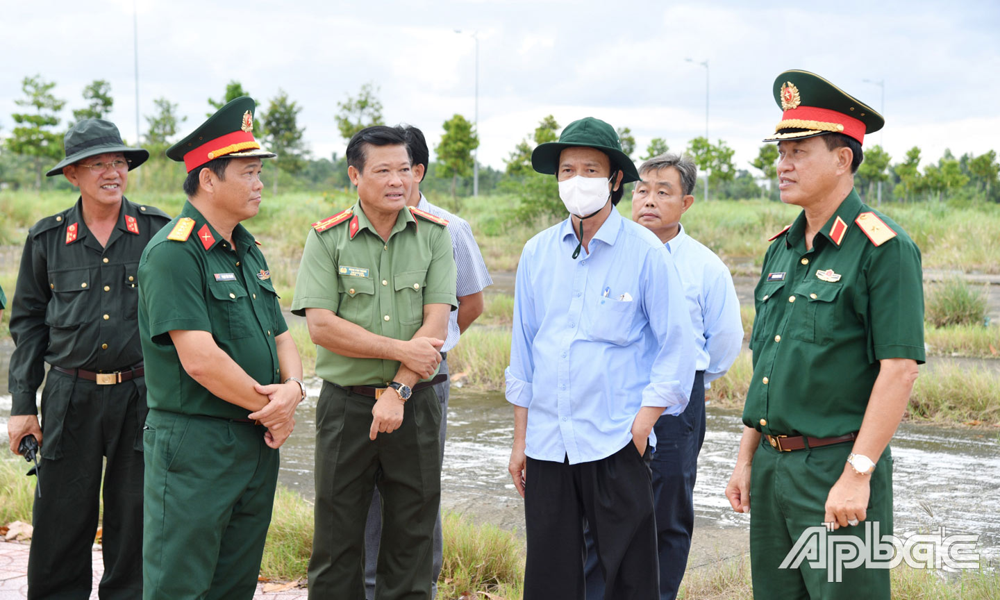 Đồng chí Nguyễn Văn Danh kiểm tra khu vực thực binh tại Quảng trường  Hùng Vương.