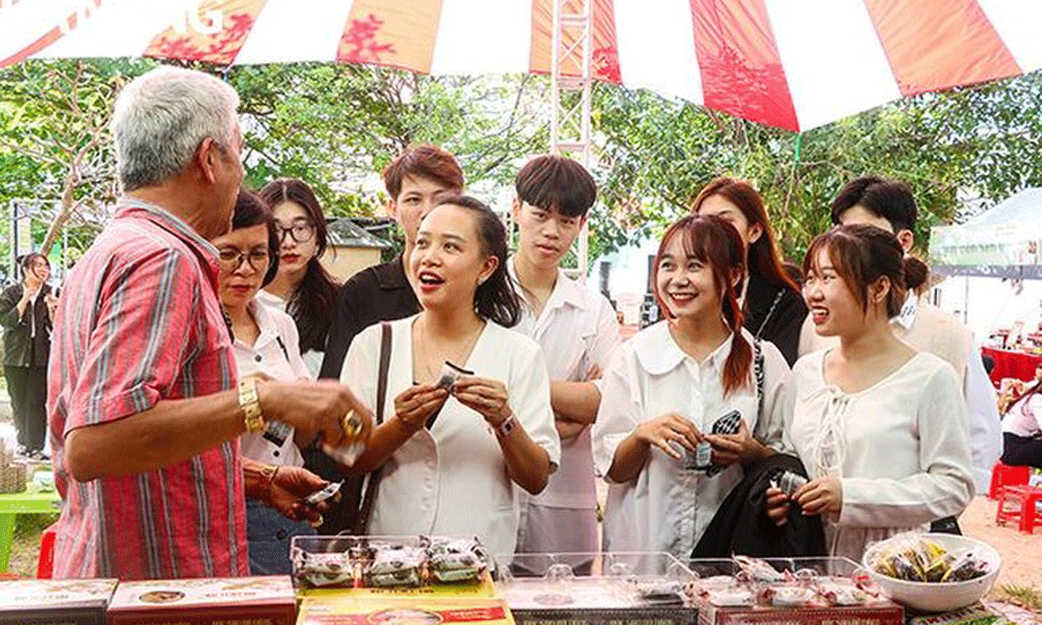 Visitors introduced to Da Nang’s sesame cakes at the festival (Photo: baodanang. vn).