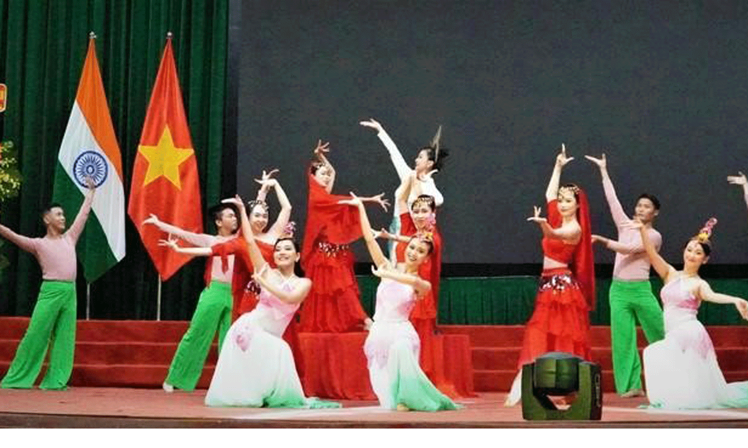 A dancing performance at an event held in Vietnam to mark the 50th anniversary of Vietnam - India diplomatic relations. (Illustrative photo: VNA).