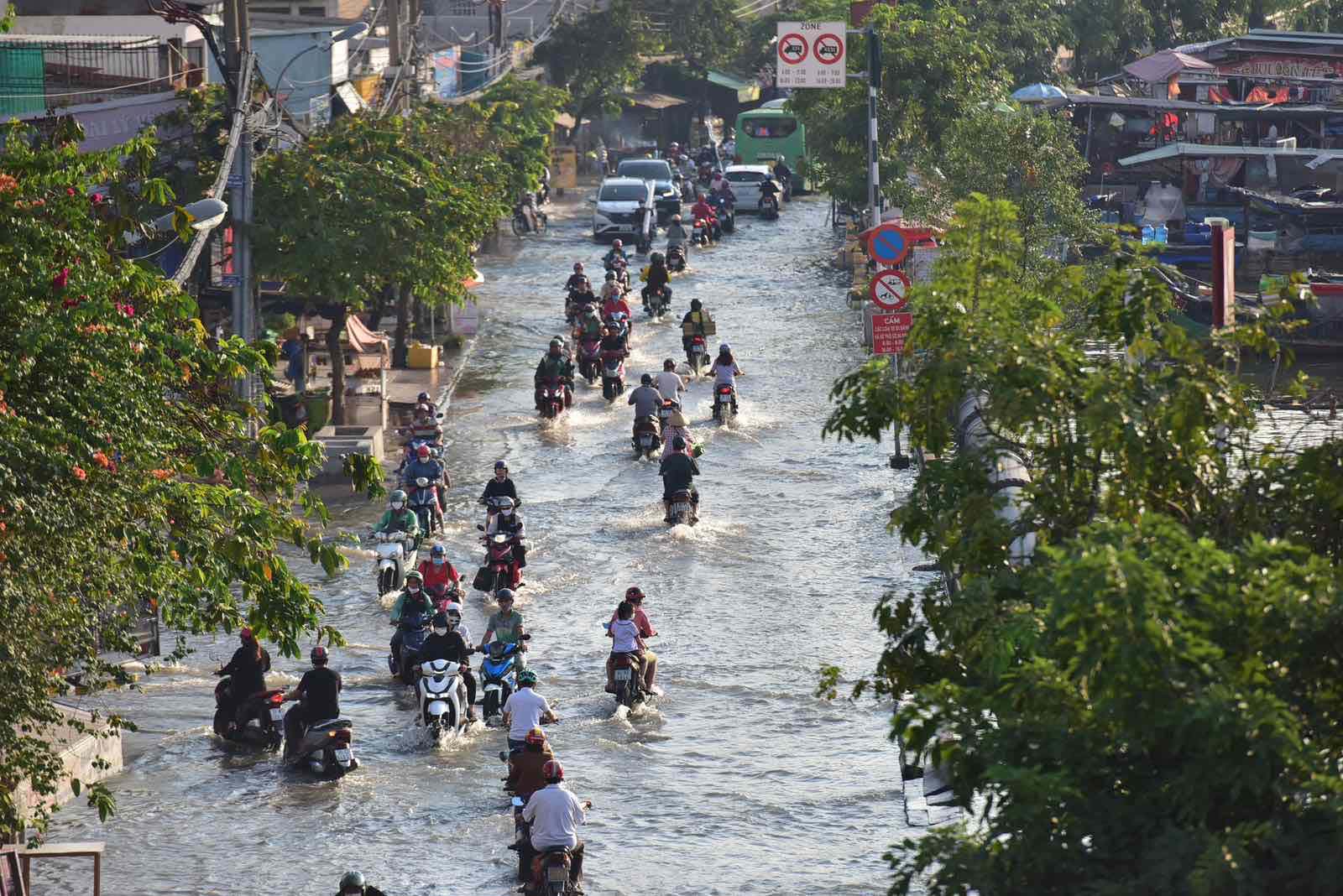 Triều cường gây ngập diện rộng tại nhiều khu vực ở TPHCM. Ảnh: Lê Vũ