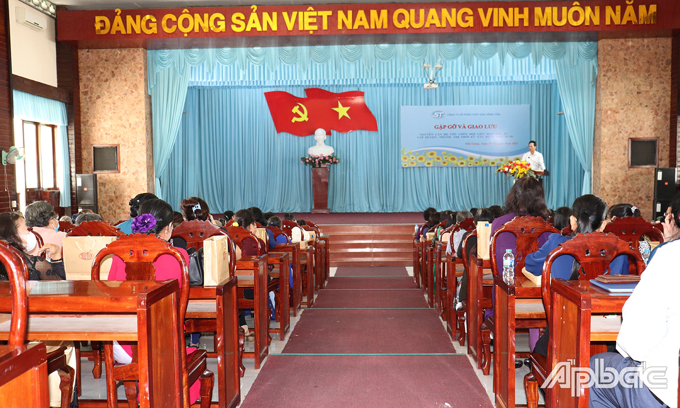 Quang cảnh buổi gặp gỡ và giao lưu.