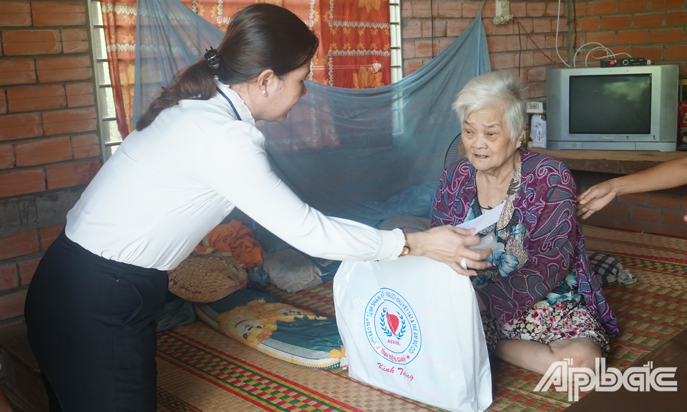 Đồng chí Nguyễn Thị Mỹ Nương trao quà cho người khuyết tật Phan Thị Lệ (Ấp 1, xã Long Trung, huyện Cai Lậy) 