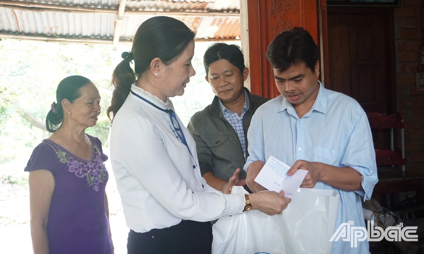 Đoàn đến thăm và tặng quà cho ông Nguyễn Hoàng Sang thuộc đối tượng khuyết tật thần kinh tâm thần  (Ấp 1, xã Long Trung) 