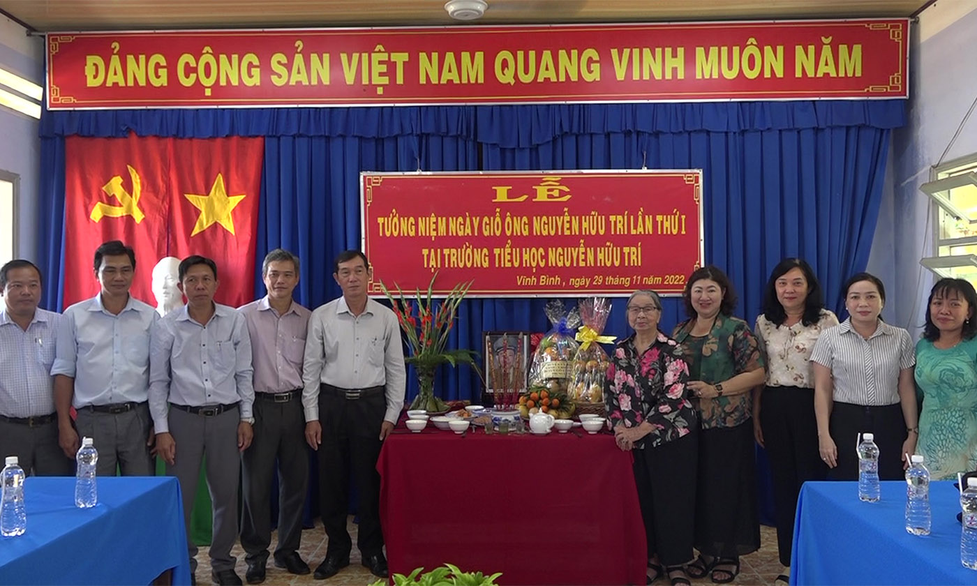 Lãnh đạo địa phương, lãnh đạo nhà trường và thân nhân ông Nguyễn Hữu Trí 