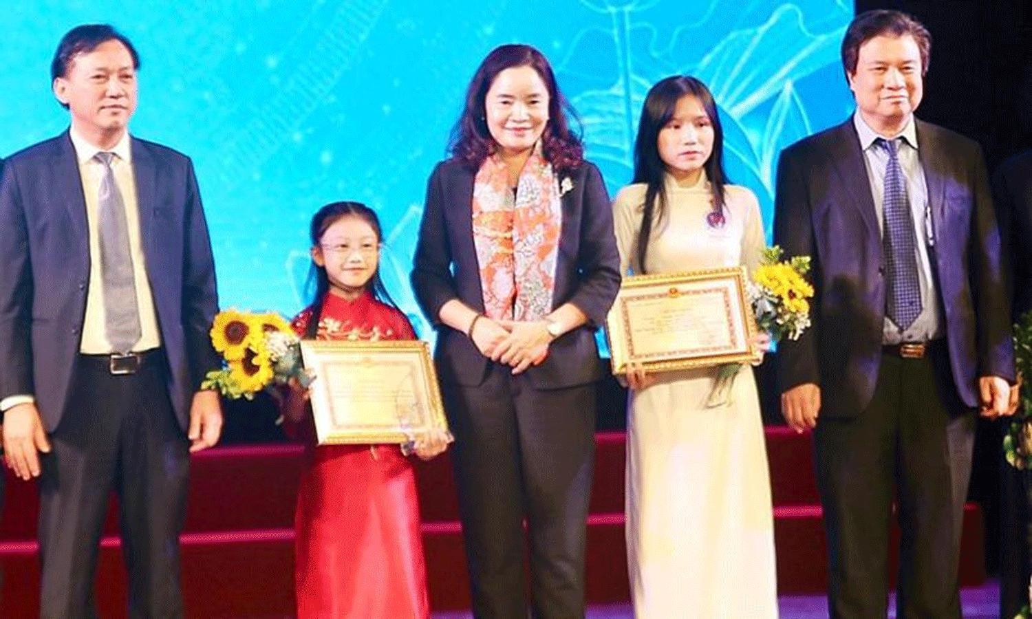 Winners of the two grand prizes of the contest honoured at the ceremony (Photo: dangcongsan.vn).