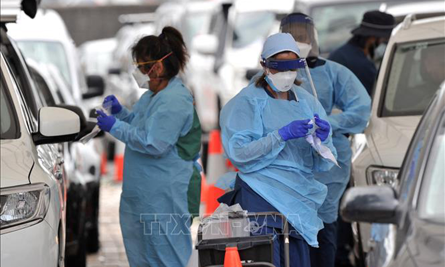 Nhân viên y tế lấy mẫu xét nghiệm COVID-19 cho người dân tại Sydney, Australia. Ảnh minh họa: AFP/TTXVN